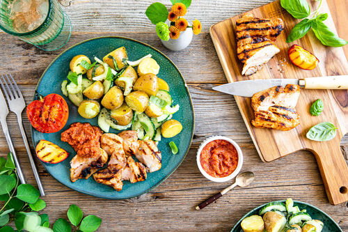 Rauchiges Paprika-Hähnchen mit Nektarinen-BBQ-Sauce und Kartoffelsalat