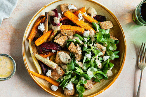 Gemüsesalat mit Ziegenfrischkäse und cremigem Basilikumdressing