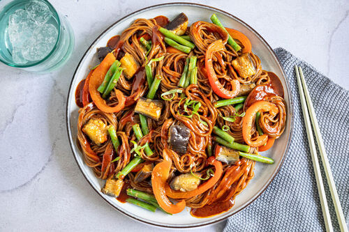 Pikante Auberginen-Bohnen-Nudeln garniert mit Thai-Basilikum