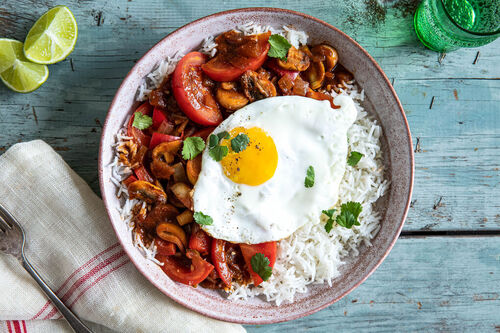 Gemüse und Spiegelei Picadillo-Style mit Basmatireis und Koriander