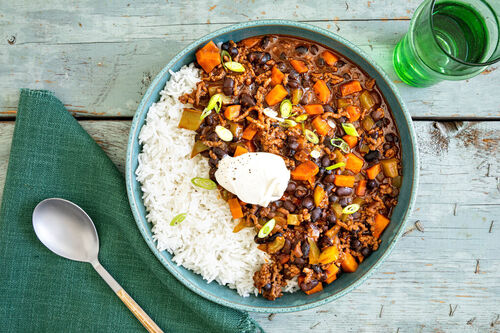 Buntes Chili con Carne mit Crème fraîche und Reis