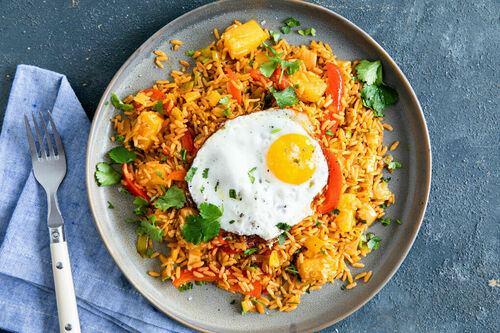 RS Vollkorn-Bratreis mit Spiegelei pikant mit gelber Currypaste und Ananas