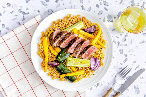 V1: Rindersteak und gebackenes Gemüse an würzigem Perlencouscous