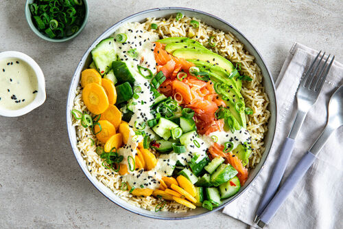 Räucherlachs-Avocado-Bowl mit Naturreis und Wasabidressing