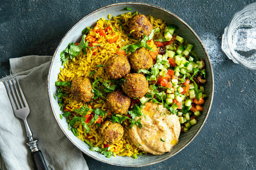 OP Falafel-Reis-Bowl mit Hummus und Tomaten-Gurken-Salat mit Datteln