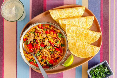 Hähnchen-Gemüse-Suppe Pozole-Style dazu Maistortillas und Limette