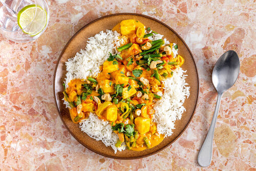 Indisches Cashew-Kokos-Curry mit Grillkäse und Koriander auf Basmatireis