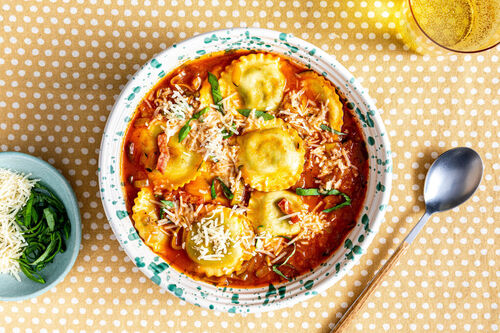 <650kcal: Tomatensuppe mit Bacon & Tortelli garniert mit Käse und frischem Basilikum