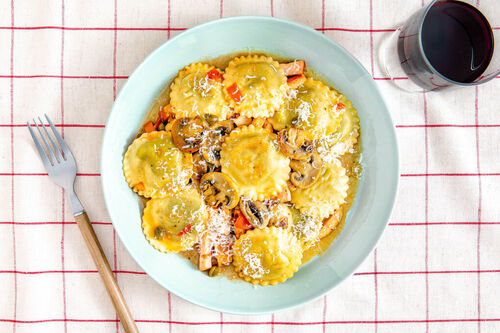 Superfix: Tortelli mit geräuchertem Hähnchen in Tomaten-Pilz-Sauce mit Kapern