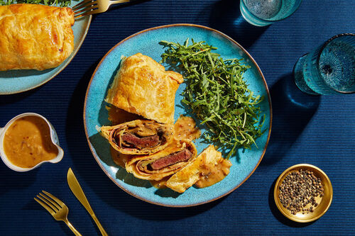 V1: Feine Wellington-Päckchen mit Bacon dazu Dattelsauce und Rucolasalat