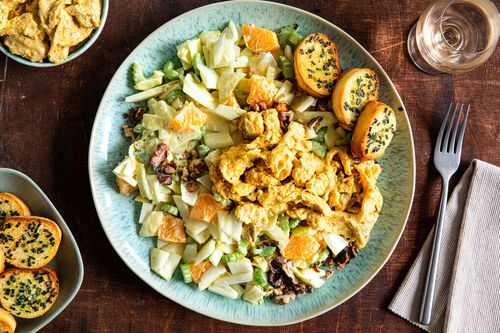 Cremiger Geflügelsalat mit Crostini an Chicorée-Orangen-Salat mit Walnuss