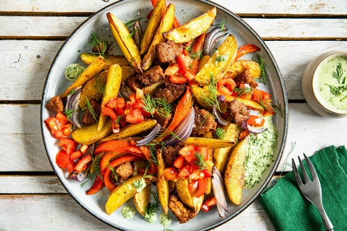 Loaded Fries mit veganem Burgerfleisch mit Paprika, Ranchdressing und Salsa