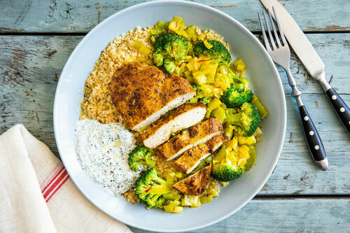 Hähnchen mit Tajine-Gewürzen mit Zitronen-Bulgur und Safran-Gemüse