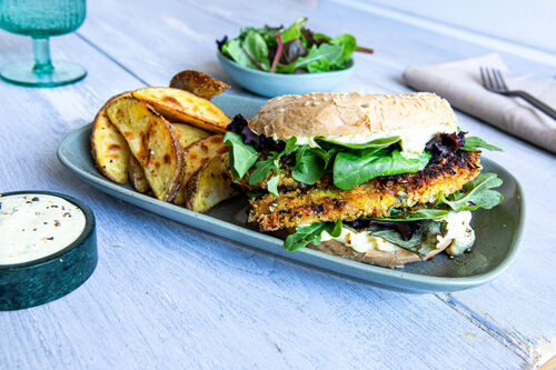 Sesambagel mit Hähnchenschnitzel dazu Ofenkartoffeln und Wildkräutersalat