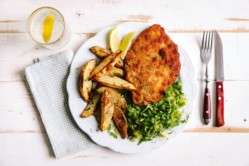 V1: Schnitzel Wiener Art mit Backkartoffeln und Salat