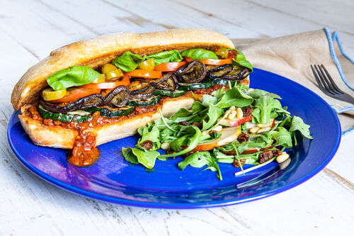 Italienisches Auberginensandwich mit Rucola-Birnen-Salat