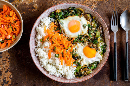 RS Ei in Pak-Choi-Gemüse mit Hoisinsauce serviert mit Sushireis und Karottensalat