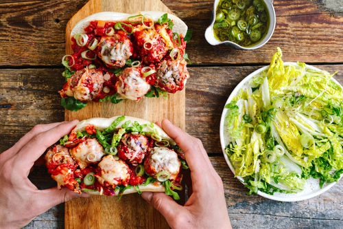 Saftiges Hackbällchensandwich mit Käse und Tomatensauce