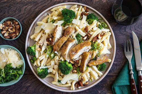 RS Knusprig-zartes Hähnchen mit Mandeln auf cremiger Pasta mit Brokkoli