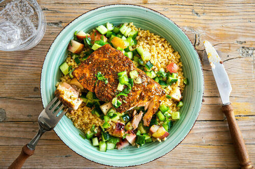 Lachsfilet mit Gewürzkruste dazu Bulgur und Paprika-Pfirsich-Salsa