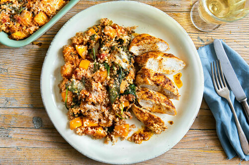 Harissa-Hähnchen auf Bulgurgratin mit Butternusskürbis und Spinat