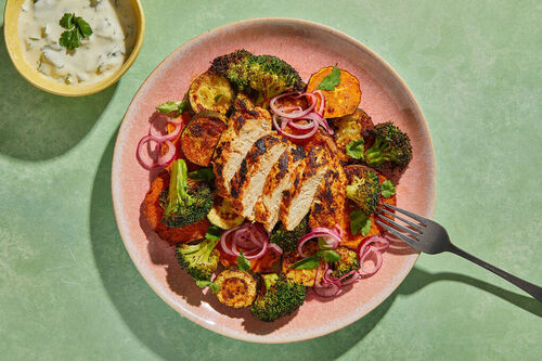 Low Carb: Tandoori-Hähnchen mit Ofengemüse dazu erfrischender Joghurt-Koriander-Dip