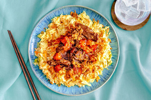 Indonesische Bio-Rindfleisch-Pfanne auf würzigem Gemüse-Kokos-Reis