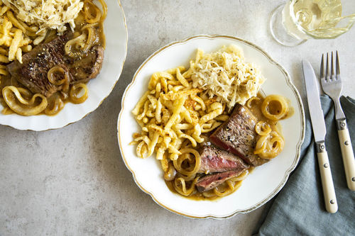Zwiebelrostbraten mit Rahmsauerkraut und gebratenen Spätzle