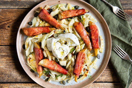 Burrata und Birne in Serrano auf Fenchelsalat mit Orangendressing