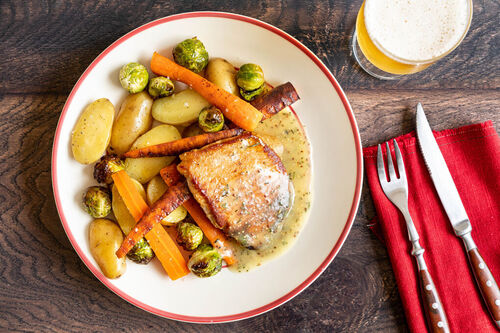 V1: Schweinerückensteak an Rosmarinsauce mit Salzkartoffeln und Ofengemüse