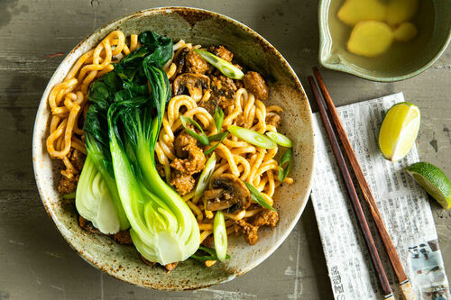 Udon mit Schweinehack „Dan-Dan“-Style mit Ingwerbrühe und Pak Choi