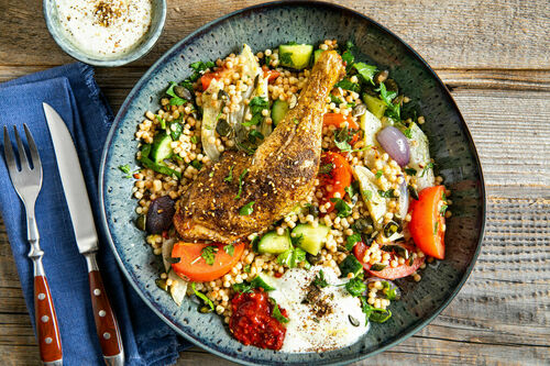 Za’atar-Hähnchenschenkel mit Joghurt auf Perlencouscous mit gebackenem Fenchel