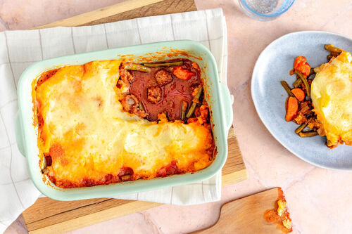 „Shepherd's Pie“ mit Rindswurst mit Karotten und grünen Bohnen