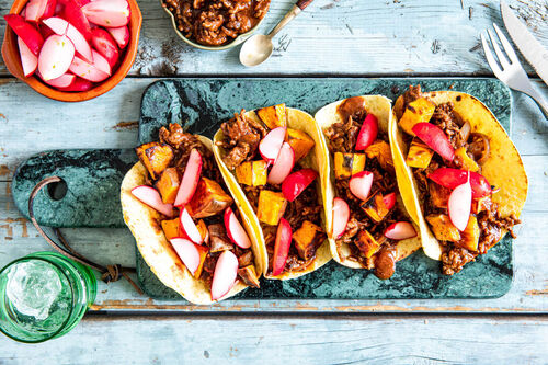 Tacos mit Chipotle-Rinderhack garniert mit Süßkartoffel und Radieschen