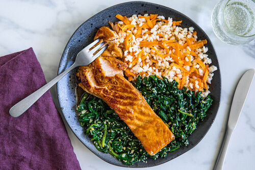 Glasiertes Lachsfilet mit Sesam-Spinat und Karotten-Sushireis