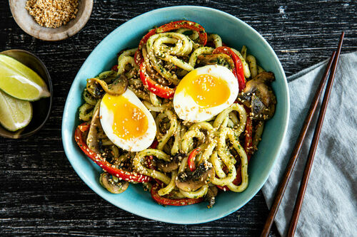Udon-Nudelpfanne mit Gemüse und Ei und asiatischem Kräuter-Erdnuss-Pesto