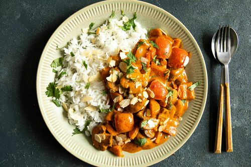 Rotes Korma-Gemüse-Curry mit Basmatireis und Mandelblättchen