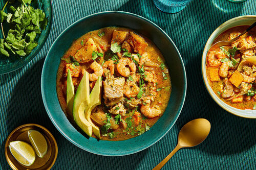 <650kcal: Meeresfrüchte-Eintopf mit Fenchel dazu Avocado und Koriander-Jalapeño-Salsa