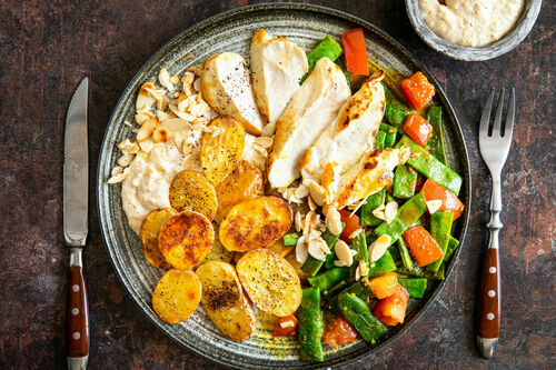 Ofenkartoffeln mit Bohnen und Huhn mit Aprikosen-Tahini-Sauce und Mandeln