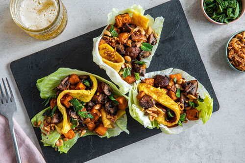 <650kcal: Süßkartoffel-Gemüse laotische Art auf Eisbergsalat mit Erdnüssen & Röstzwiebeln