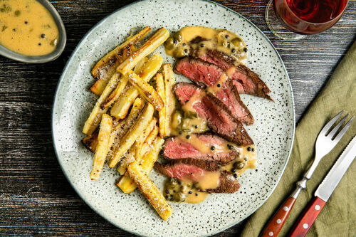 Rindersteak mit Kapern-Pfeffer-Sauce dazu Pastinaken mit Trüffelöl und Käse