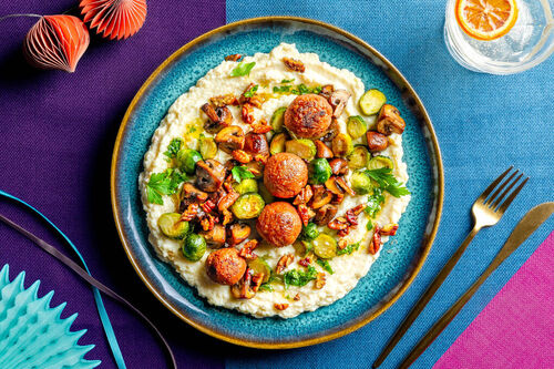 Deftige „Hackbällchen“-Pfanne mit Rosenkohl und Pilzen auf Selleriepüree