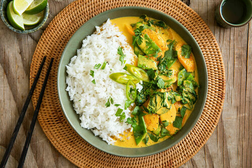 Vegetarisches Thai-Curry mit Kaiserschoten und Jasminreis