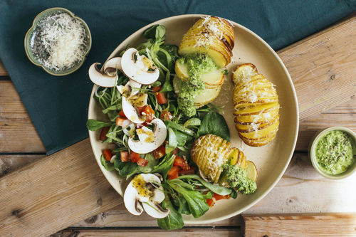 <650kcal: Knusprige Fächerkartoffeln mit Mandelpesto und Feldsalat