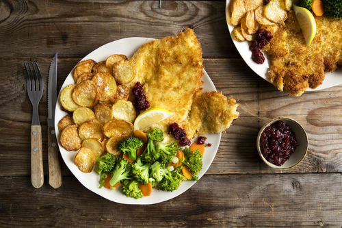 V1: Hähnchenschnitzel mit Cranberrys dazu gebackene Kartoffeln und Brokkoli