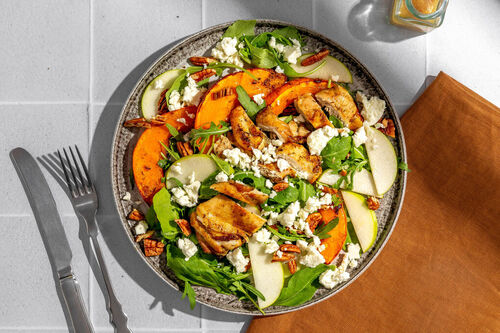 Low Carb: Ofenhähnchen auf Herbstsalat mit gebackenem Kürbis, Pekannüssen und Feta