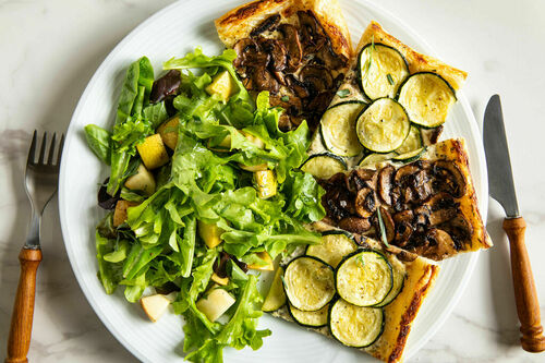 Herbstliche Tarte mit Pilzen und Zucchini dazu Salat mit Birne und Petersilie