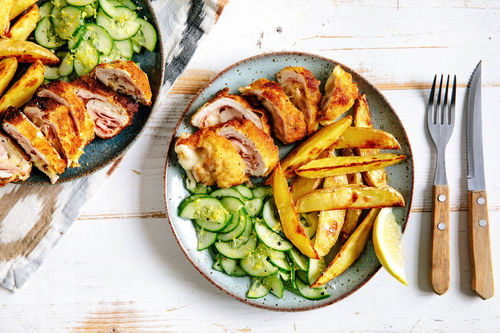 tbr$ Gefüllte Hähnchenrolle mit Gurkensalat und Ofenkartoffeln