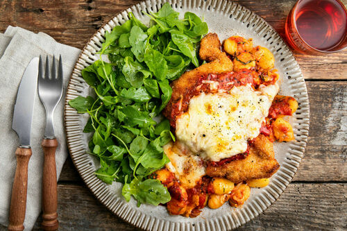 Hähnchen-Parmigiana mit Gnocchi und Rucola