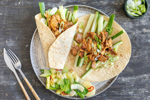 Hoisin-Hähnchenwraps mit Pak Choi und Gurke